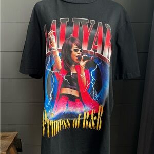 Black Graphic Aaliyah R&B Shoe Palace XL T-Shirt with Red and Blue Design